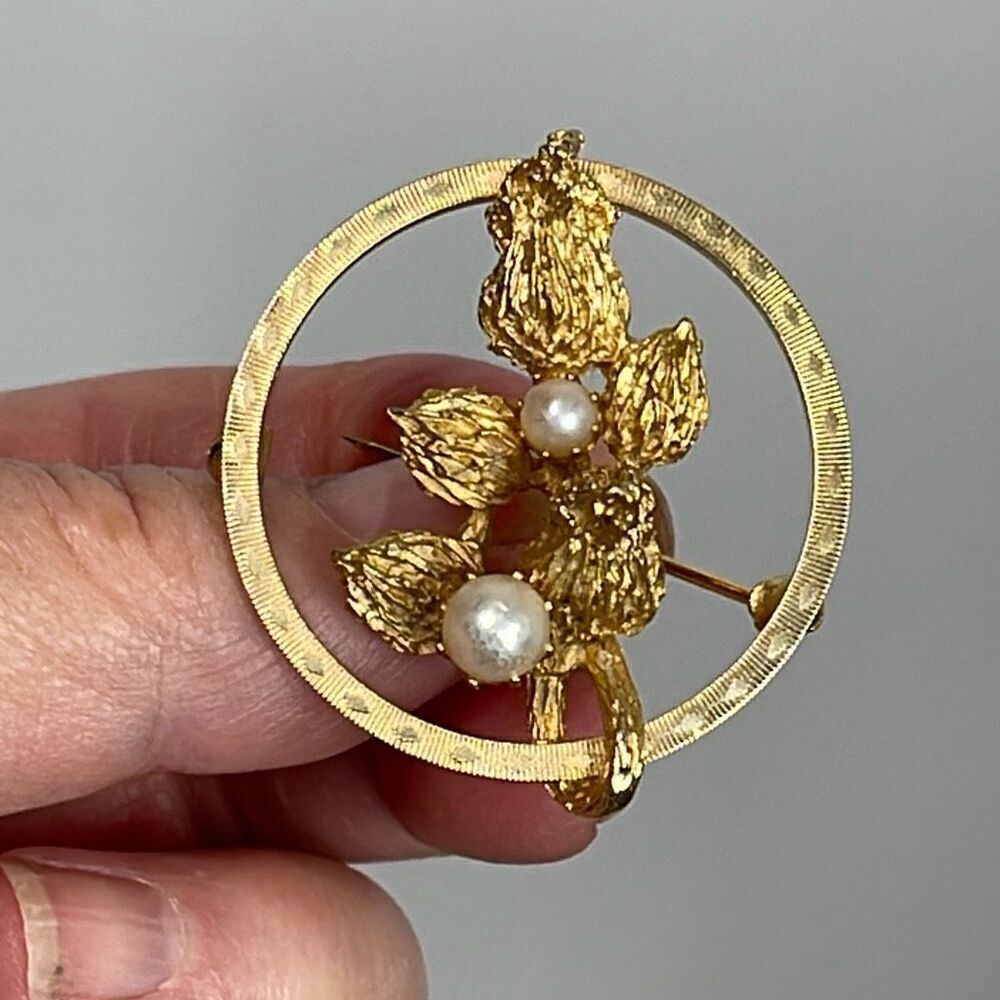Vintage gold flower bud pearl circular brooch - Picture 5 of 8